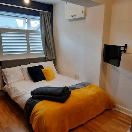 Double Room With Ensuite Close To Silverstone Уитлбери Экстерьер фото